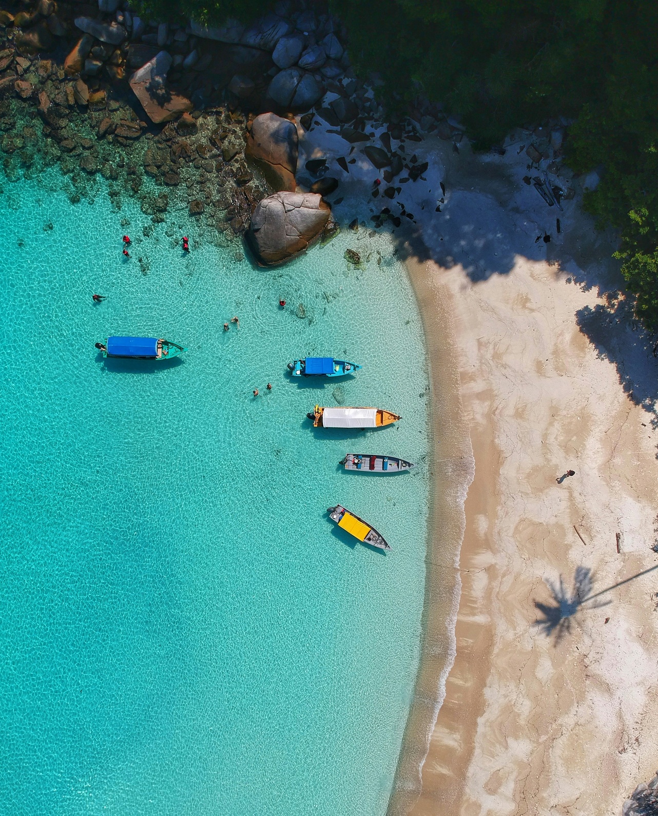 gaddafi rusli 2ueUnL4CkV8 unsplash (1)